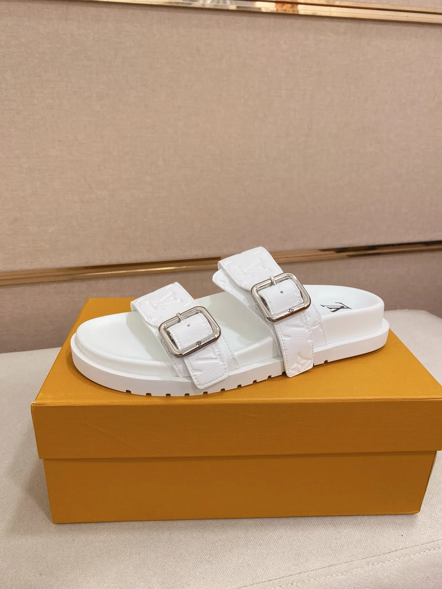 Factory price: 340💰Made by LV🔍Top purchasing agent, synchronized with men's spring and summer slippers counters. The uppers are made of cowhide imported from Italy, with logo graphics and high-quality craftsmanship. Soles: original soles specially provided by the original factory. Exclusive molded soles are super comfortable. Original factory follow-up orders. High quality. You can enter and exit the counter at will. Welcome to compare. Code number is 38-44.